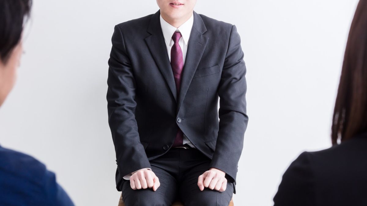 面接を受ける男性